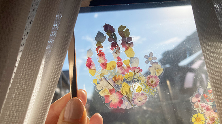 100円ショップのシールで作るお花の手形アート11