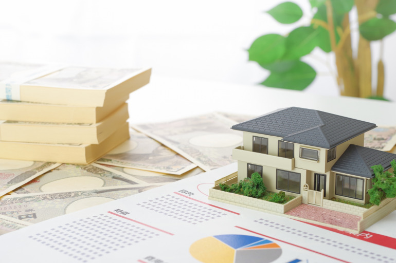 家の模型と現金
