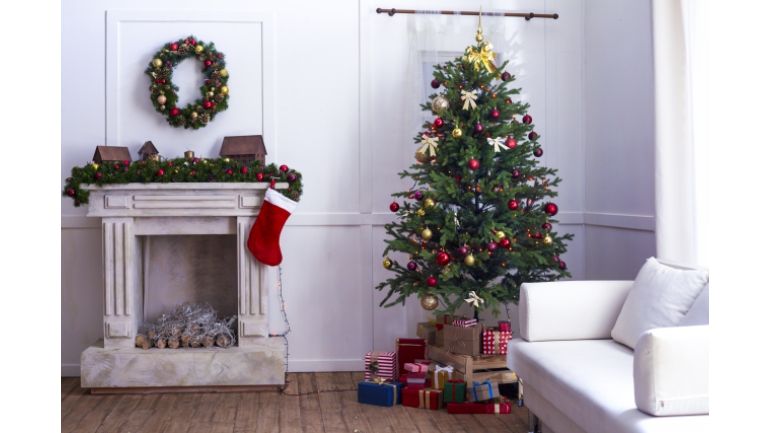クリスマスツリーを飾るイメージ