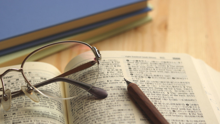 眼鏡と英語辞典