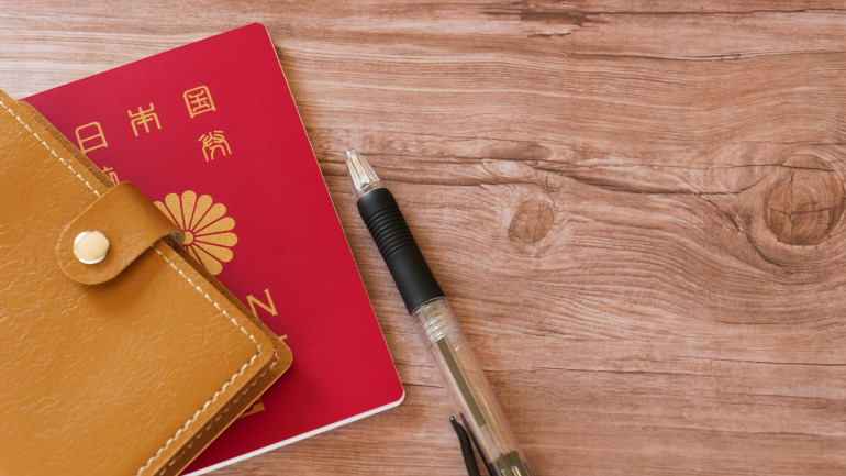 パスポートと手帳とペン