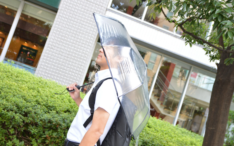 ビニール傘の視認性と折りたたみ傘の携帯性を併せ持つサンコーの自動