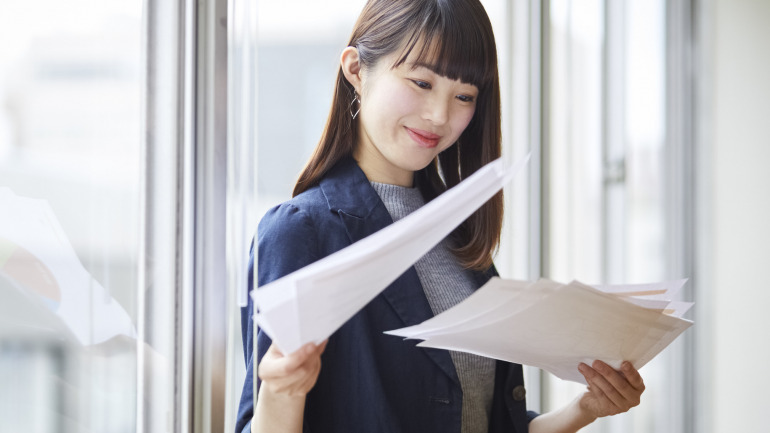 書類をチェックする女性