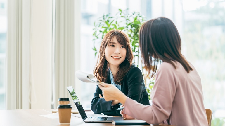 サポートする女性