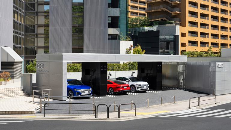 アウディが蓄電池を備えた超急速充電施設「Audi charging hub」を紀尾井町にオープン