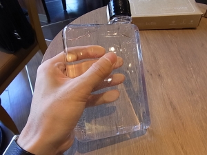 鞄やポケットの中にまでスリムに収まる本型水筒『memobottle』