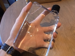 鞄やポケットの中にまでスリムに収まる本型水筒『memobottle』