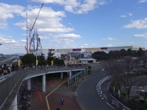 万博記念公園駅を降りて、左手に進むと、エキスポシティが見えてくる。