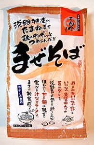 羽田空港に登場したインスタントラーメンの自動販売機＆小林製麺工業「福岡とまとラーメン」