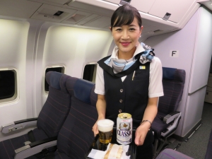 飛行機の中でも「HAPPY HOUR」!?札幌行くならAIRDOの平日夕方以降を狙え！