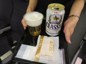 飛行機の中でも「HAPPY HOUR」!?札幌行くならAIRDOの平日夕方以降を狙え！