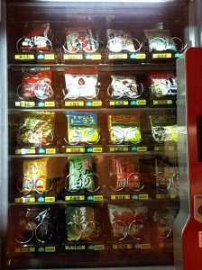 羽田空港に登場したインスタントラーメンの自動販売機＆小林製麺工業「福岡とまとラーメン」