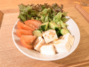 中華風だし醤油ドレッシングで食べる豆腐サラダ