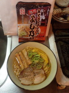 北海道のラーメンと言えば「すみれ」！現地で買った袋麺とコンビニカップ麺どっちの再現度が高い？