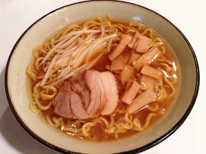 北海道のラーメンと言えば「すみれ」！現地で買った袋麺とコンビニカップ麺どっちの再現度が高い？