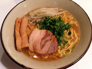 北海道のラーメンと言えば「すみれ」！現地で買った袋麺とコンビニカップ麺どっちの再現度が高い？