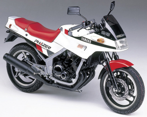 なぜ'80年代に250cc４気筒レーサーレプリカが生まれ、みな熱狂したのか？