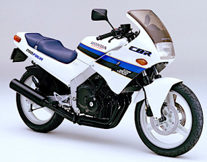 なぜ'80年代に250cc４気筒レーサーレプリカが生まれ、みな熱狂したのか？