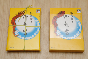 左が本社工場製のかけ紙タイプ、右が東京工場製の被せ蓋タイプのシウマイ弁当