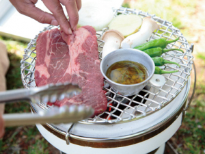 火加減を見計らって肉、野菜、ソースを網へ