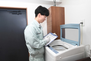 自分でもできる?覚えておきたい洗濯機の取り外し方と水抜きの方法|@DIME アットダイム