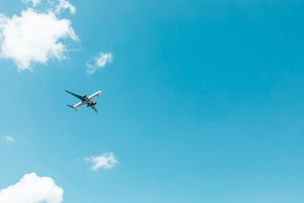 大空を飛んでいる飛行機