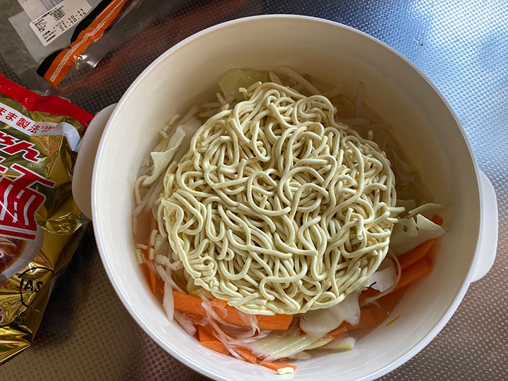 100均ダイソーの「レンジでラーメン」レビュー5