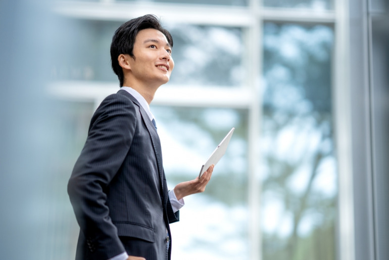 ビジネス街にいる若手実業家