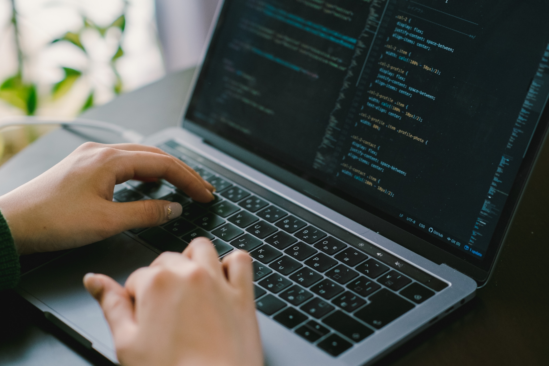 プログラミングをしている手元