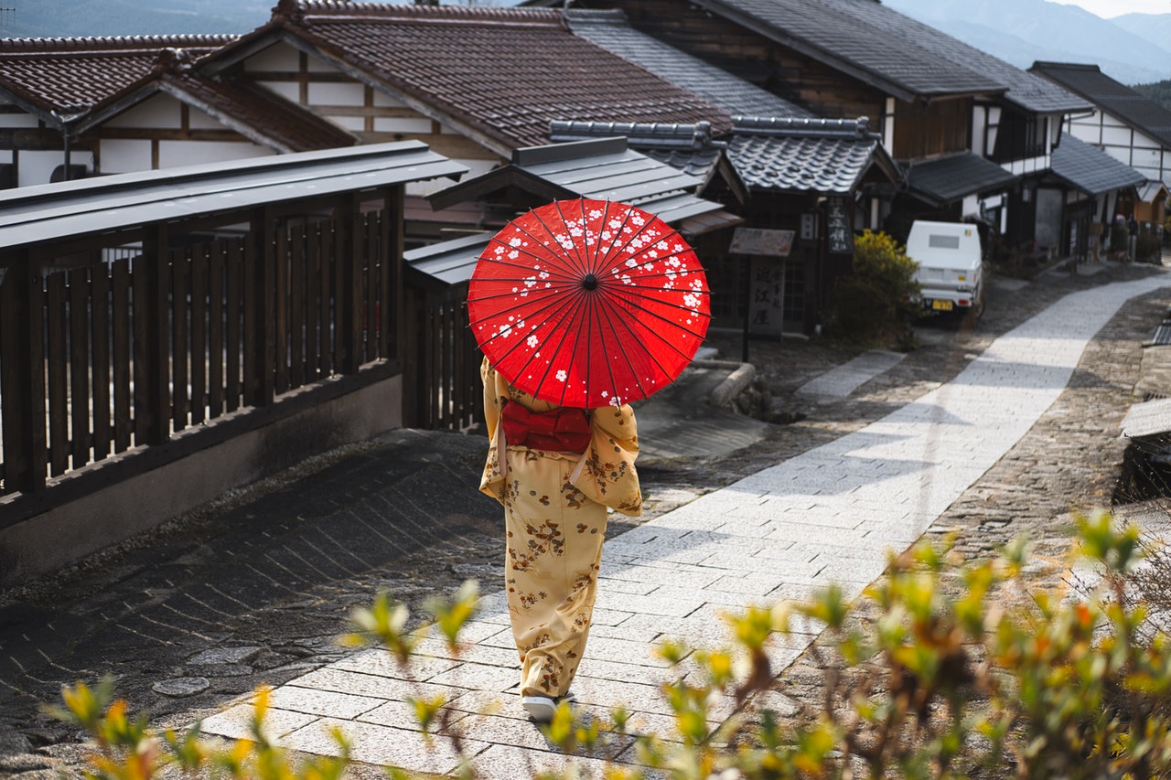 着物を着て歩く人