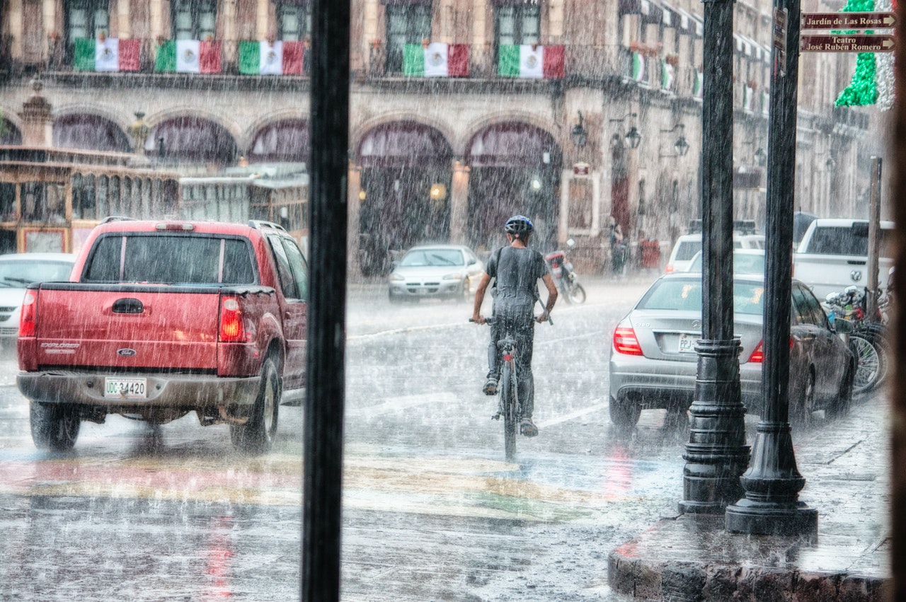 雨に濡れる街の風景