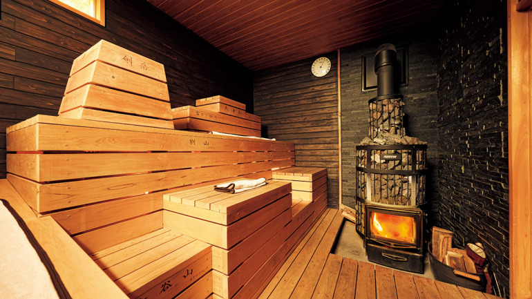 大自然の恵みを全身で感じる！立山連峰が如くそびえるベンチが自慢の