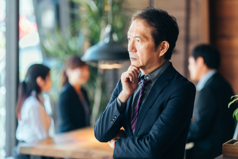 考えるベテラン男性社員