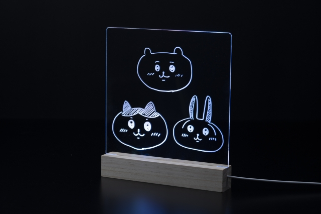 ボードに描いた「ちいかわ」も7色に光る！話題の雑誌付録「LEDアクリル