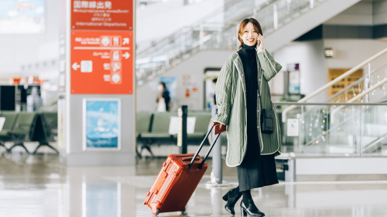 空港にいる旅行者