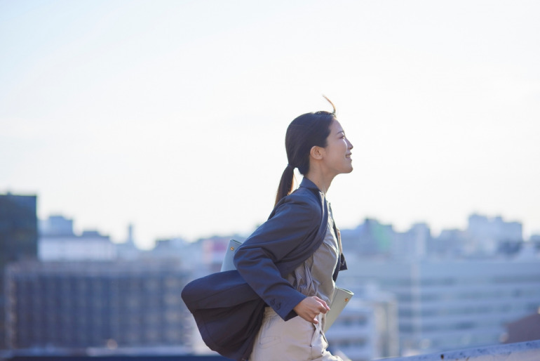 街を走る女性