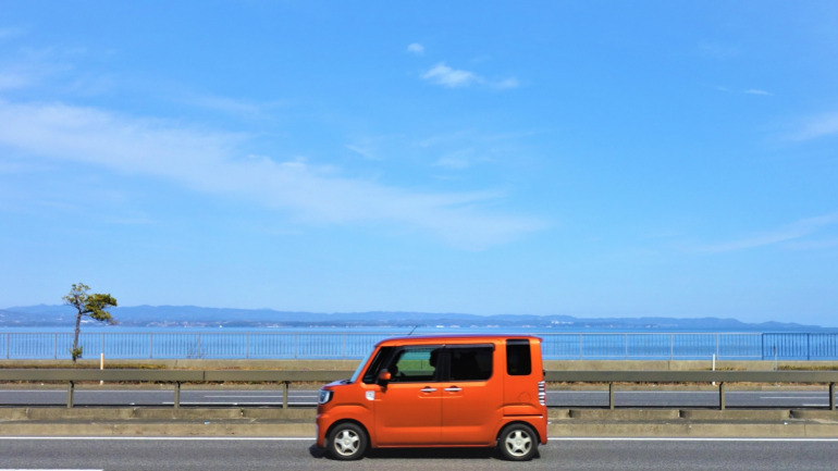 海沿いを走る自動車