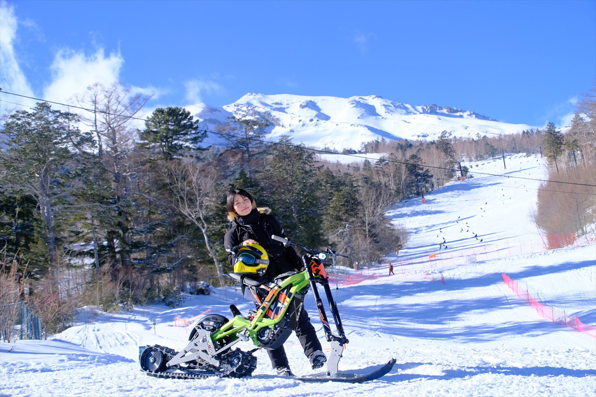 【カブガールが行く】駆け上がるような感覚がたまらない！新感覚の電動スノーバイク「e-SNOW BIKE」｜@DIME アットダイム
