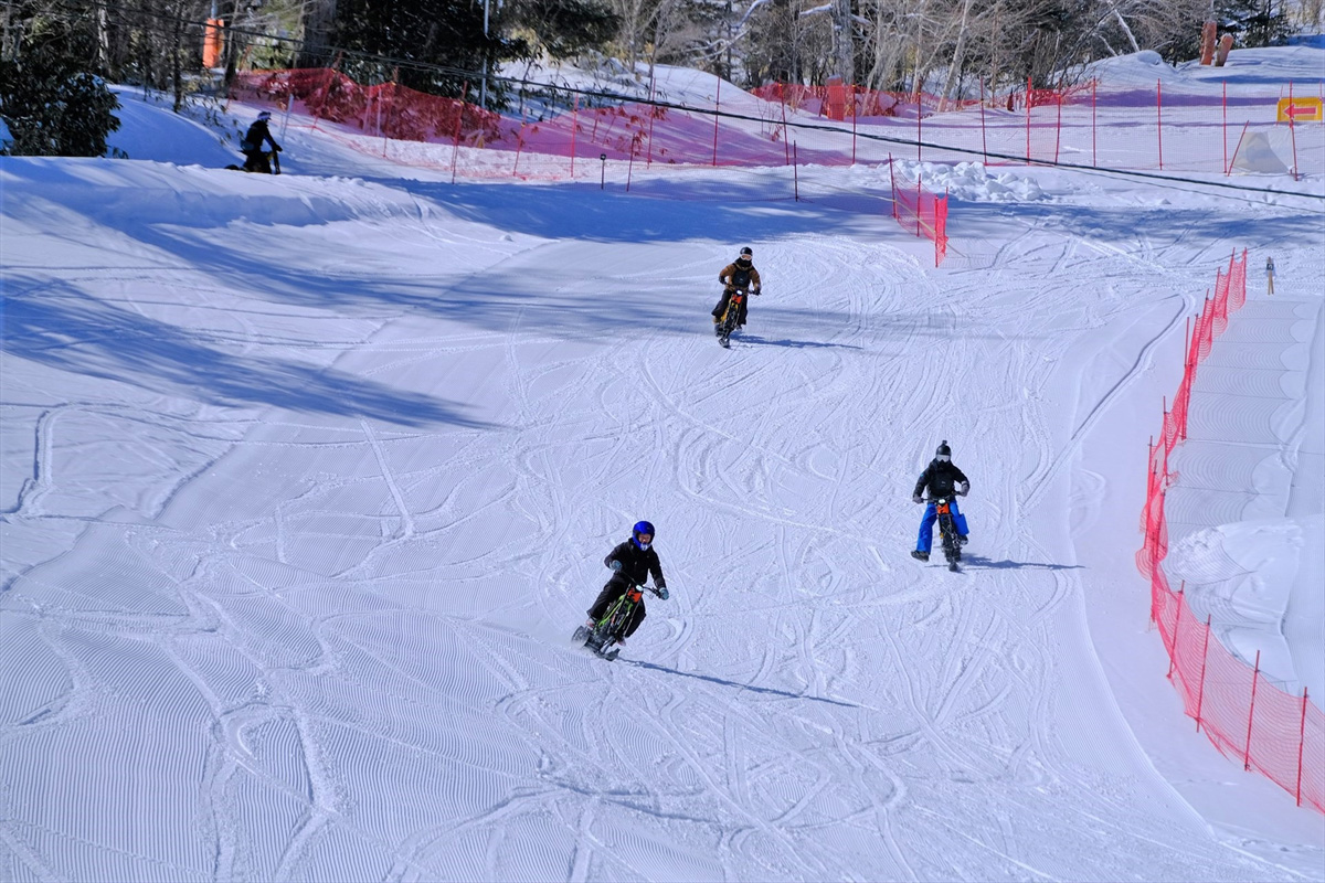 【カブガールが行く】駆け上がるような感覚がたまらない！新感覚の電動スノーバイク「e-SNOW BIKE」｜@DIME アットダイム
