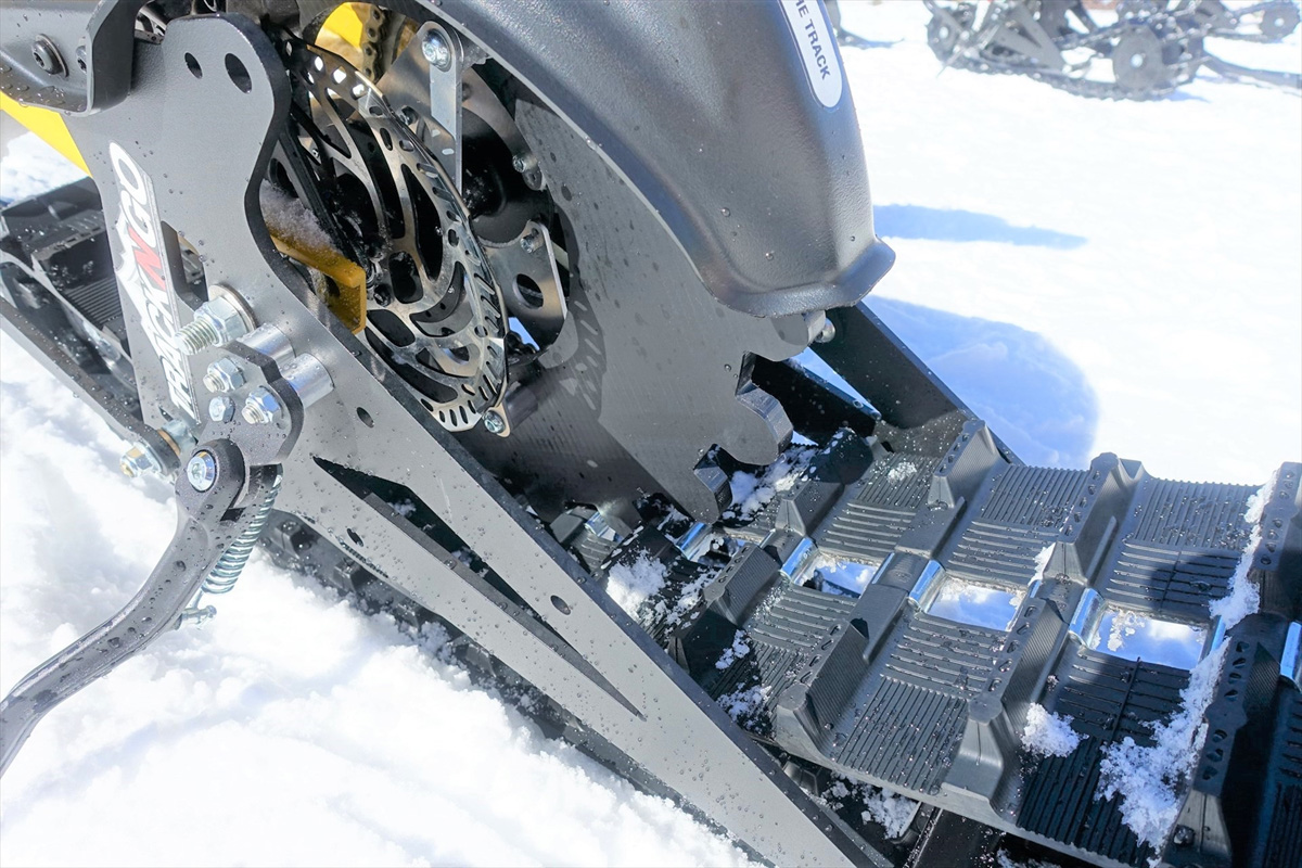 【カブガールが行く】駆け上がるような感覚がたまらない！新感覚の電動スノーバイク「e-SNOW BIKE」｜@DIME アットダイム