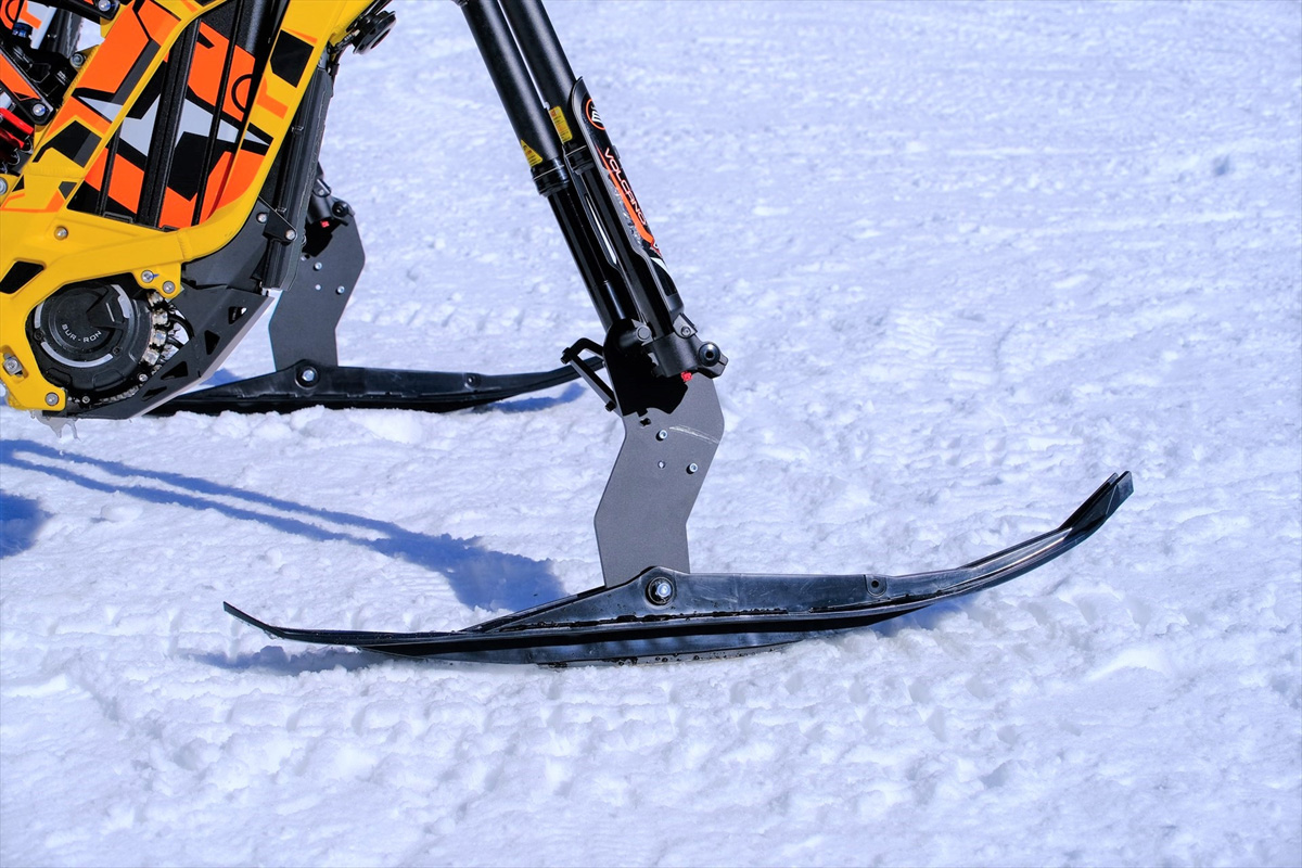 【カブガールが行く】駆け上がるような感覚がたまらない！新感覚の電動スノーバイク「e-SNOW BIKE」｜@DIME アットダイム