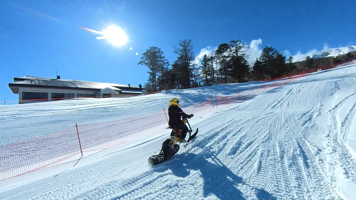 （2ページ目）【カブガールが行く】駆け上がるような感覚がたまらない！新感覚の電動スノーバイク「e-SNOW BIKE」｜@DIME アットダイム