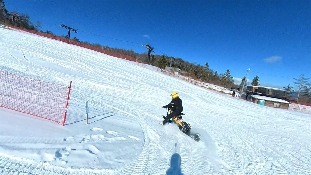 （2ページ目）【カブガールが行く】駆け上がるような感覚がたまらない！新感覚の電動スノーバイク「e-SNOW BIKE」｜@DIME アットダイム