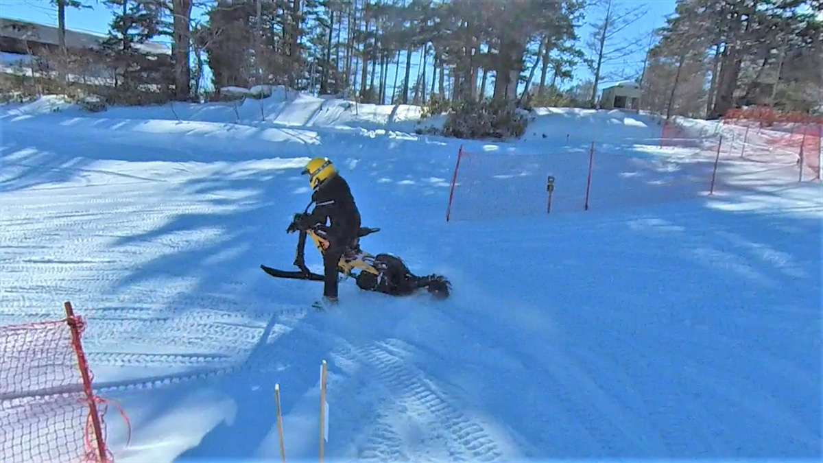 （2ページ目）【カブガールが行く】駆け上がるような感覚がたまらない！新感覚の電動スノーバイク「e-SNOW BIKE」｜@DIME アットダイム