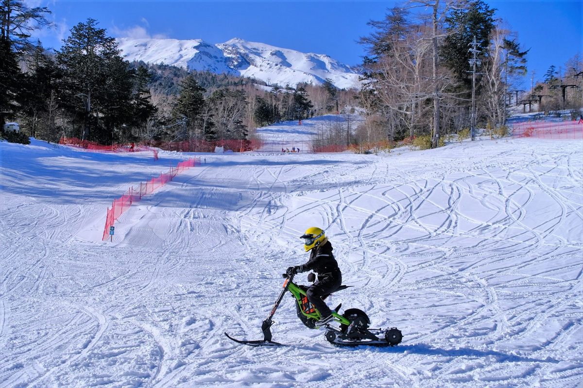 （2ページ目）【カブガールが行く】駆け上がるような感覚がたまらない！新感覚の電動スノーバイク「e-SNOW BIKE」｜@DIME アットダイム