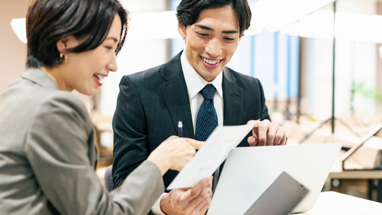 打ち合わせをする男女