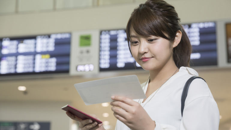 航空券を確認する女性