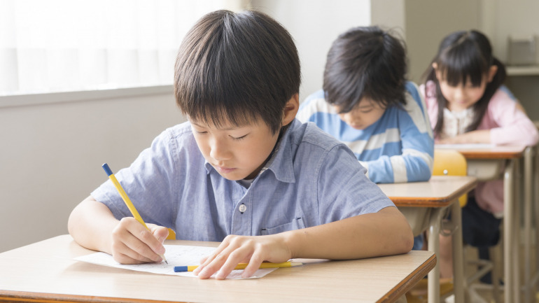 勉強する子供たち