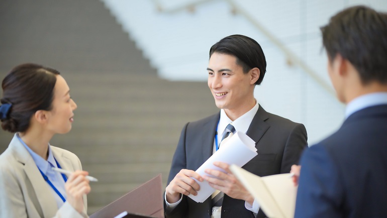 社内での立ち話のイメージ