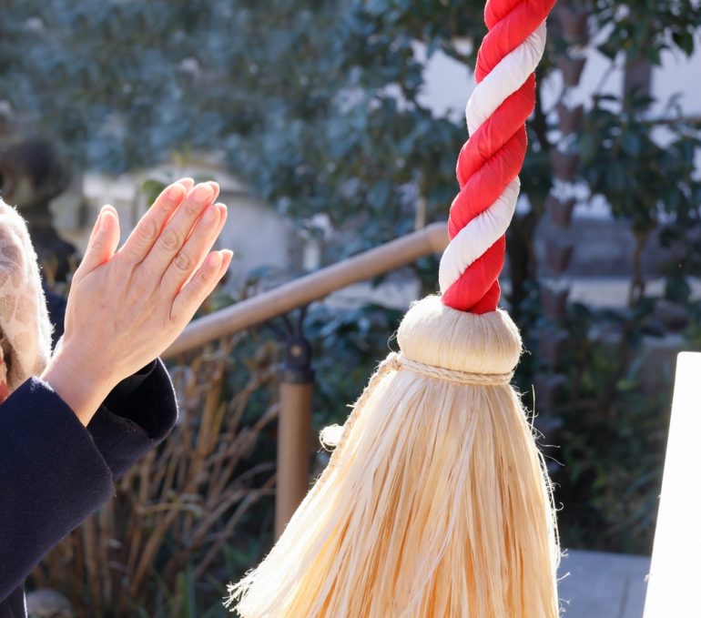 神社に参拝する人の手